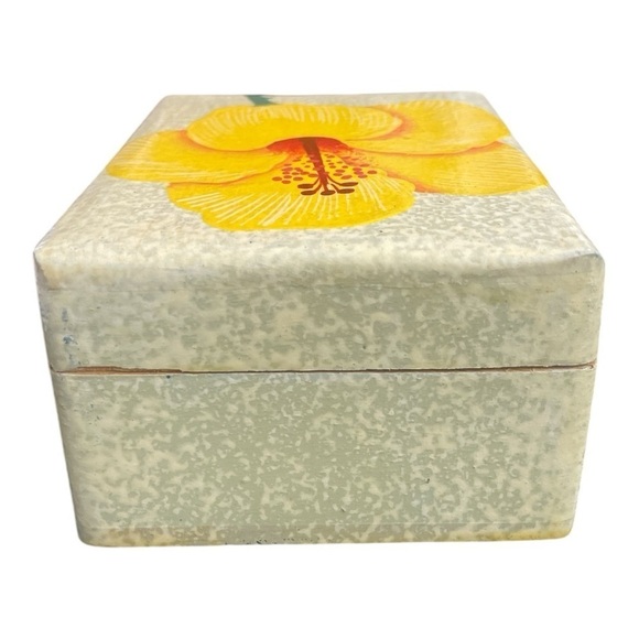 Handmade & painted Hibiscus wooden box, trinket box, jewelry box made in Haiti - Picture 3 of 8